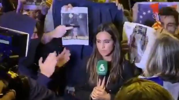 Los radicales que rodean el auditorio del Palacio de Congresos escupen y agreden a una periodista de La Sexta
