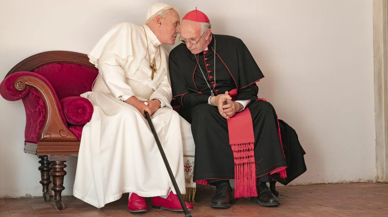 Anthony Hopkins (Benedicto XVI)y Jonathan Pryce (Francisco), en «Los dos Papas»