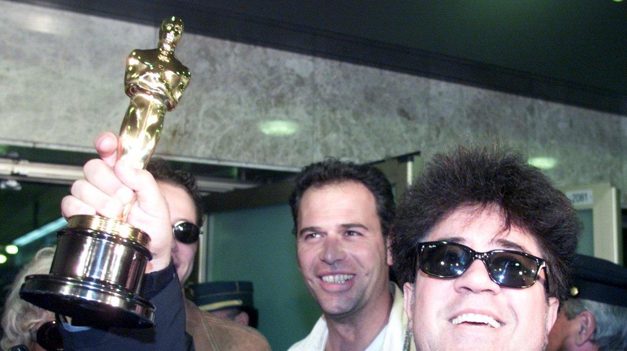 Pedro Almodóvar, a su regreso a Madrid en 1999 tras ganar el Oscar por «Todo sobre mi madre»