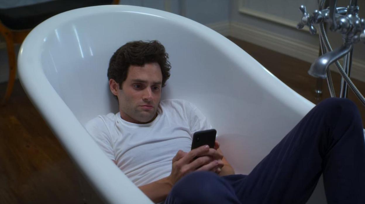 Joe Goldberg (Penn Badgley), con su móvil, en una escena de «You»