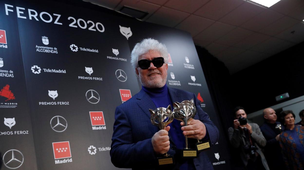 Pedro Almodóvar posa con tres de los seis premios Feroz que ha recibido