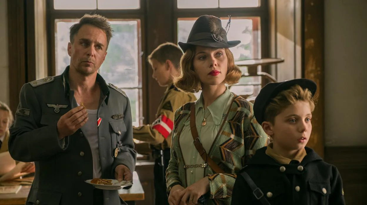 Scarlett Johansson y Sam Rockwell tampoco se pierden esta alocada historia del nazismo