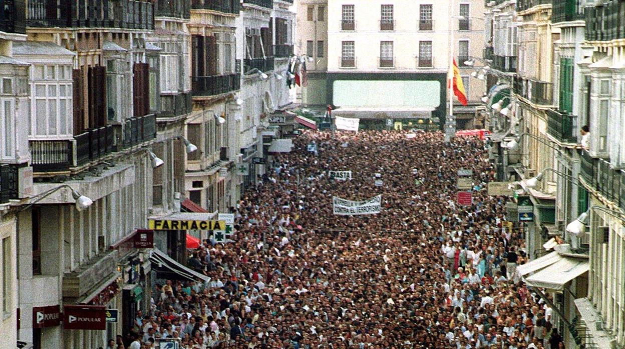 Málaga entera se echó a las calles en el año 2000 para condenar el asesinato del concejal del PP José María Martín Carpena por ETA