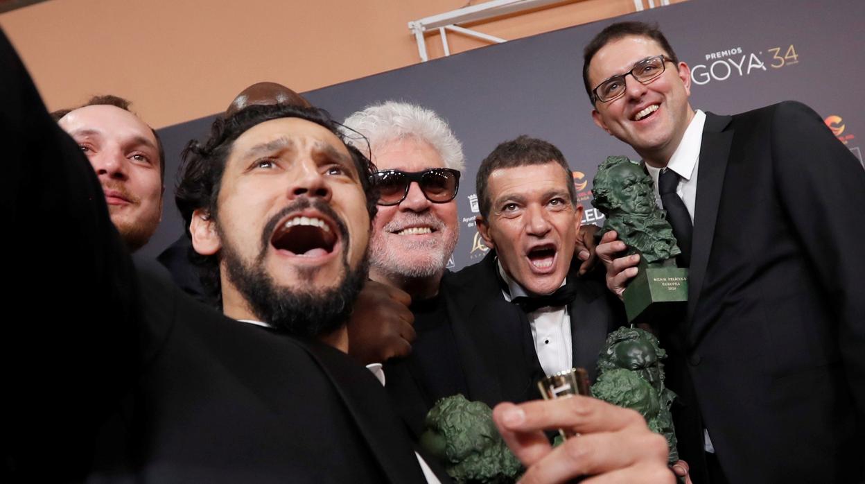 Pedro Almodóvar y Antonio Banderas se hacen un selfie con otros premiados en la gala de los Premios Goya 2020
