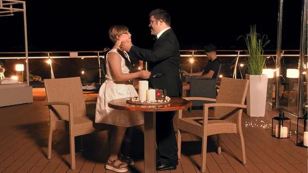 La emotiva pedida de matrimonio de un comensal de «First Dates Crucero» a su pareja