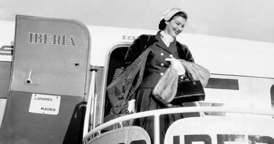 La actriz Ava Gardner llega al aeropuerto de Barajas procedente de Londres, durante 1953