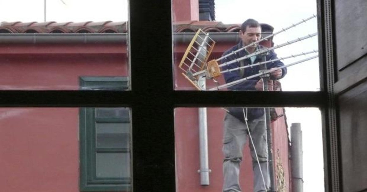 Un antenista realizando los cambios oportunos para no dejar de ver la TV