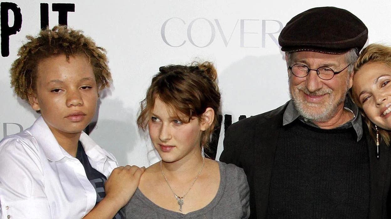 Mikaela, a la izquierda, junto con su hermana Destry, su padre Steven Spielberg y la actriz Drew Barrymore, en una imagen de archivo