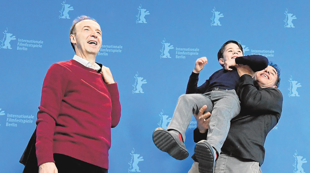 Roberto Benigni, Mateo Garrone y Felipe Ielapi, en la presentación de «Pinocho» en la Berlinale