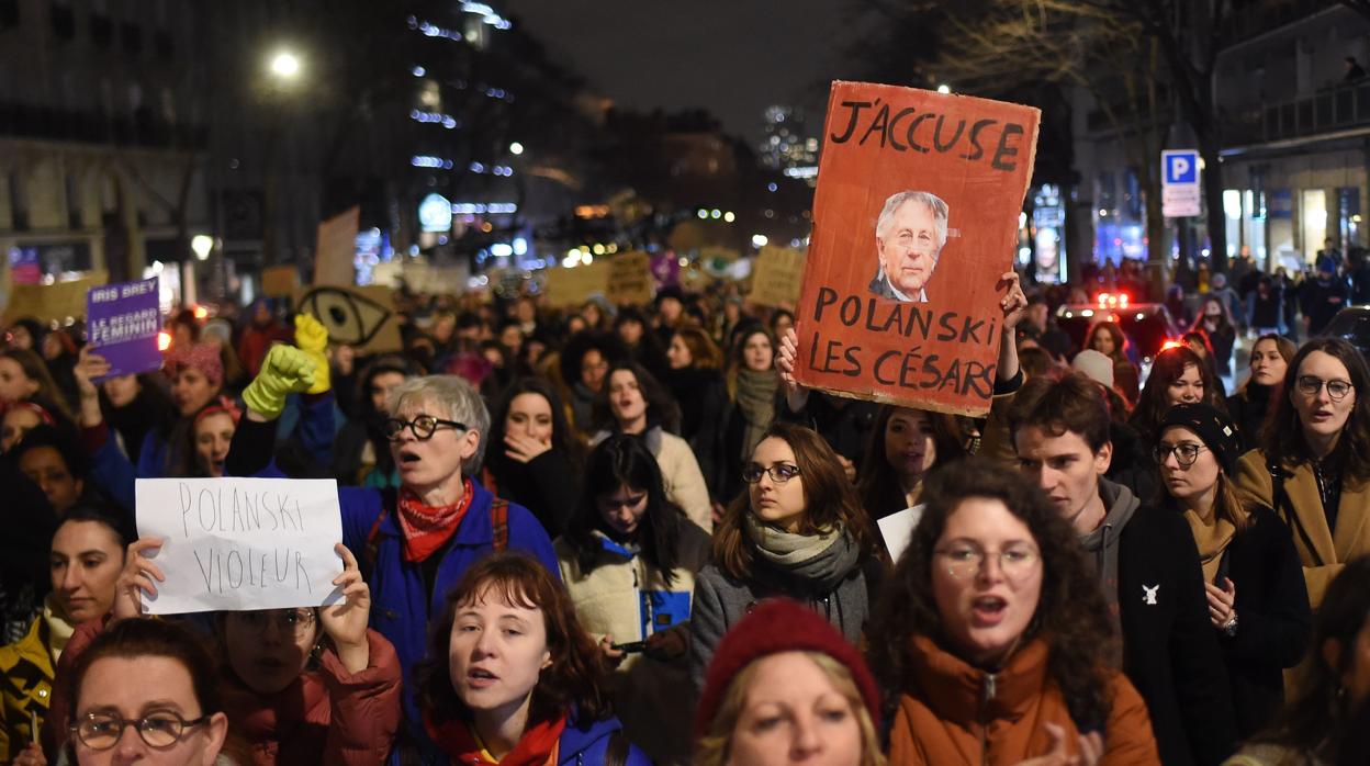 Centenares de manifestantes protestaban en las cercanías de la Sala Pleyel