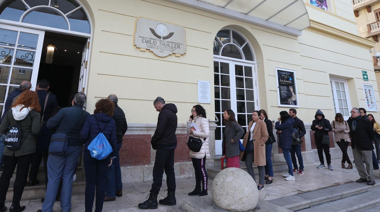 Malagueños el pasado 3 de marzo haciendo cola para retirar entradas del Festival de Málaga