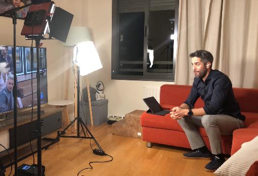 Roberto Leal, en el salón de su casa, durante el programa