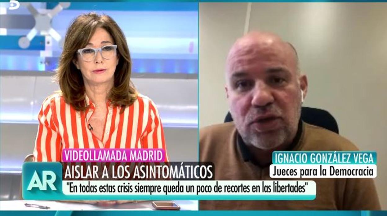 Ana Rosa Quintana, durante su conversación con Ignacio González Vega