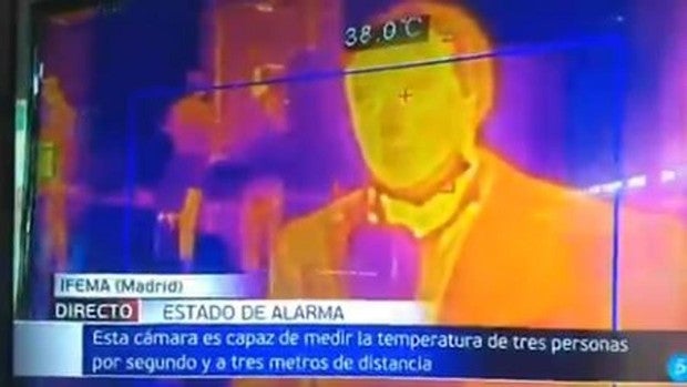 El incómodo momento en el que le detectan fiebre en directo a un reportero de Telecinco en Ifema