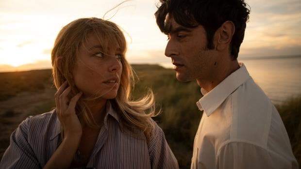 Las primeras imágenes del amor de película de Blanca Suárez y Javier Rey en «El verano que vivimos»