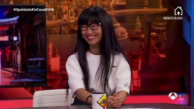 La llamada que el Gobierno chino hizo a la familia de Yibing, colaboradora de «El Hormiguero»