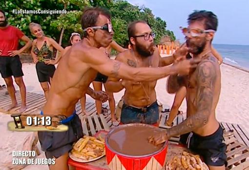 Hugo, Avilés y Barranco, durante el «intercambio» de churros y chocolate