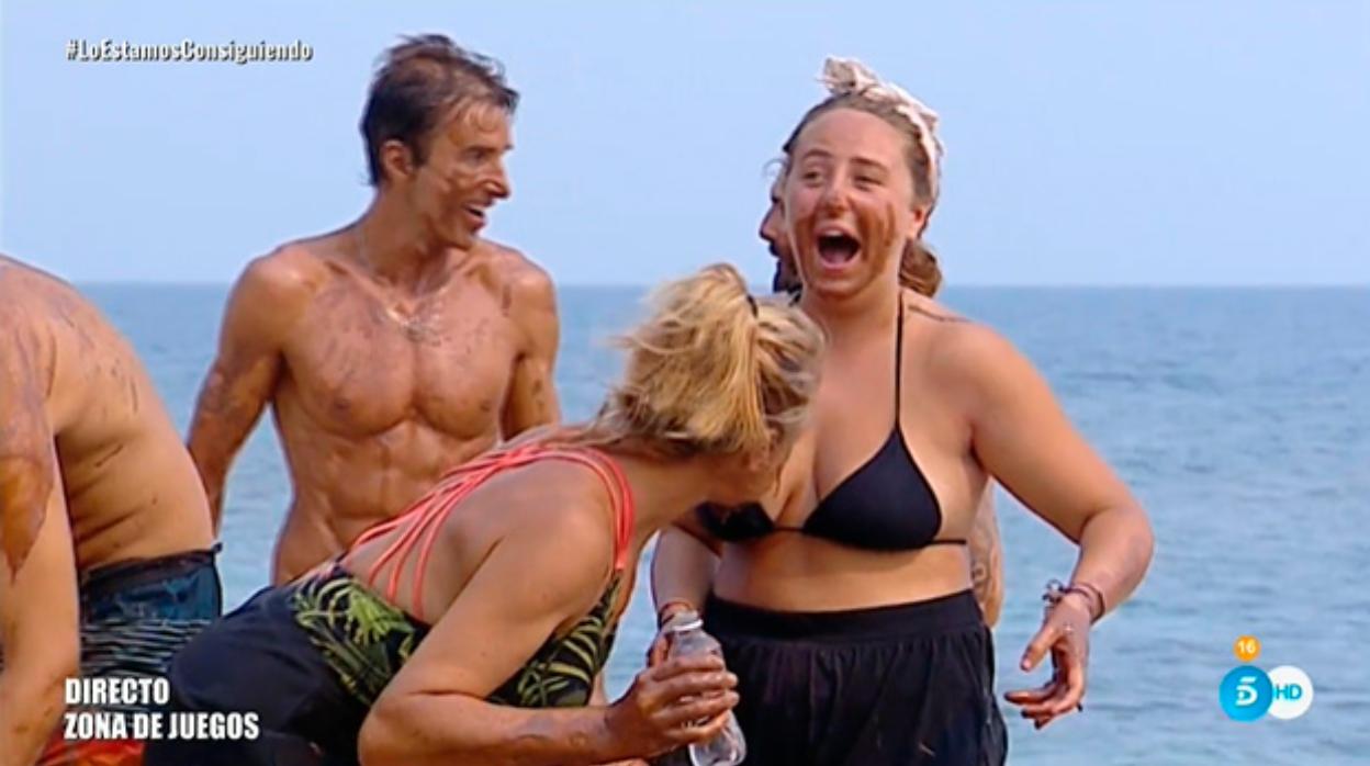 Ana María Aldón come chocolate del cuerpo de Rocío Flores