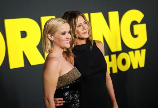 Reese Witherspoon (izq.) y Jennifer Aniston (dch.), durante un evento promocional de «The morning show», la serie que protagonizan en Apple+
