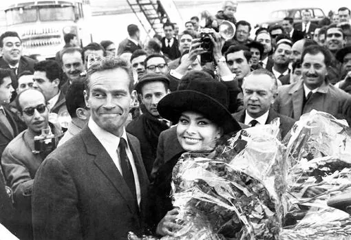 Charlton Heston y Sofía Loren a su llegada a España antes de comenzar el rodaje de «El Cid»