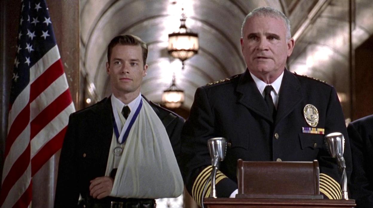 Guy Pearce, John Mahon y Ron Rifkin en «L.A. Confidential» (1997)