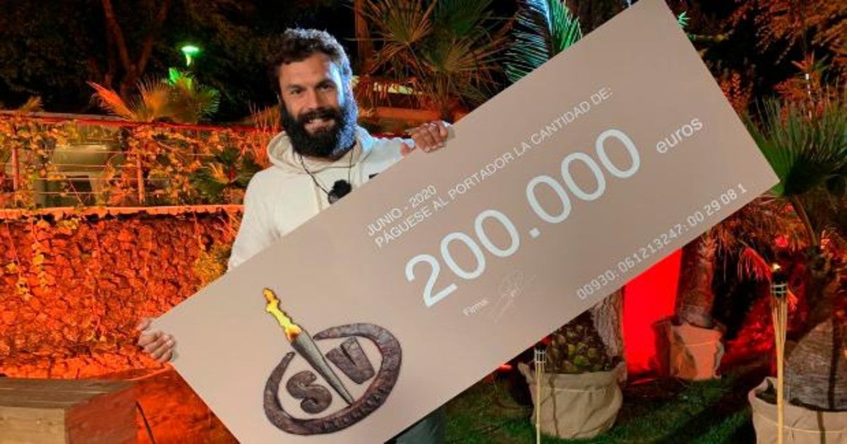 Jorge posa con el cheque que lo acredita como ganador de «Supervivientes 2020»