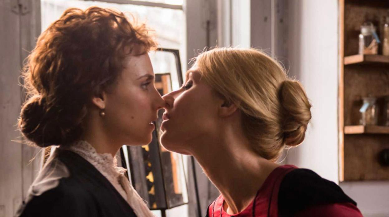 Amelia (Aura Garrido) e Irene (Cayetana Guillén-Cuervo) en el primer episodio de la serie