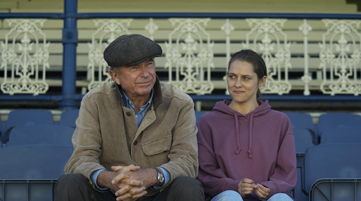 Teresa Palmer y Sam Neill en Corre como una chica