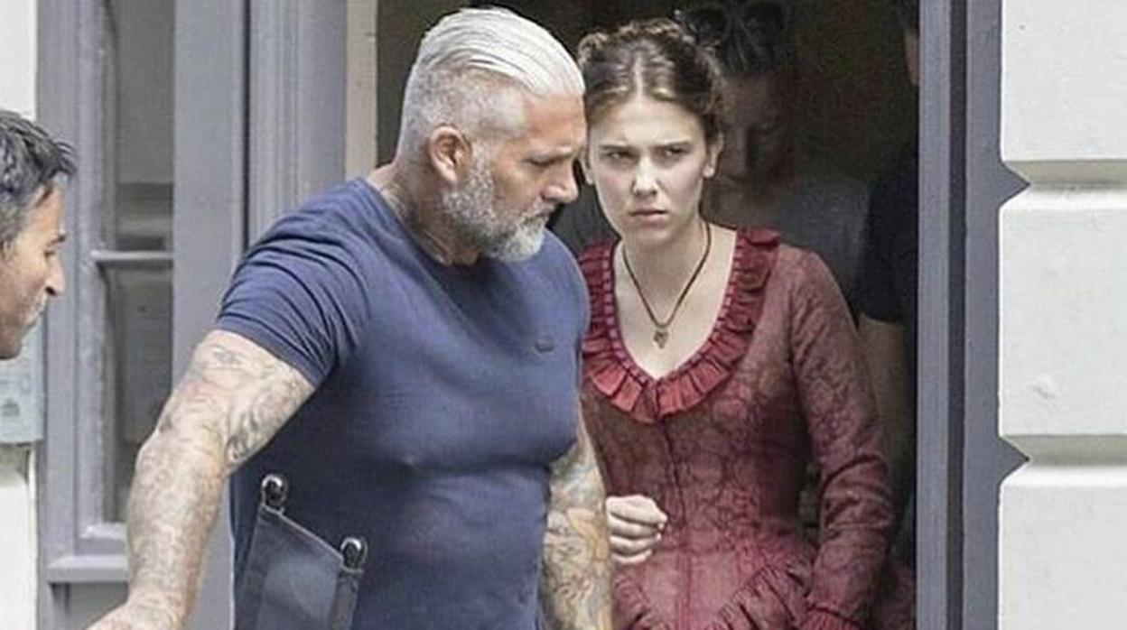 Millie Bobby Brown en el rodaje de «Enola Holmes»