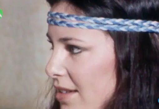 Ana Obregón, a los 18 años, en su primera aparición televisiva, emitida en RTVE y recuperada en el documental «Hormigas blancas»