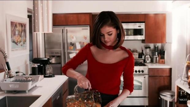 Selena Gómez: «Me costó hacer la tortilla francesa, pero al menos no quemé  mi casa»