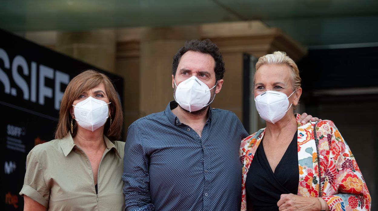 Aitor Gabilondo, creador de la serie «Patria», posa en San Sebastián con las dos protagonistas