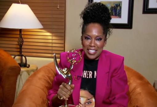 Regina King, ganadora del Emmy como mejor actriz de serie limitada por «Watchmen», durante la gala de la edición número 72