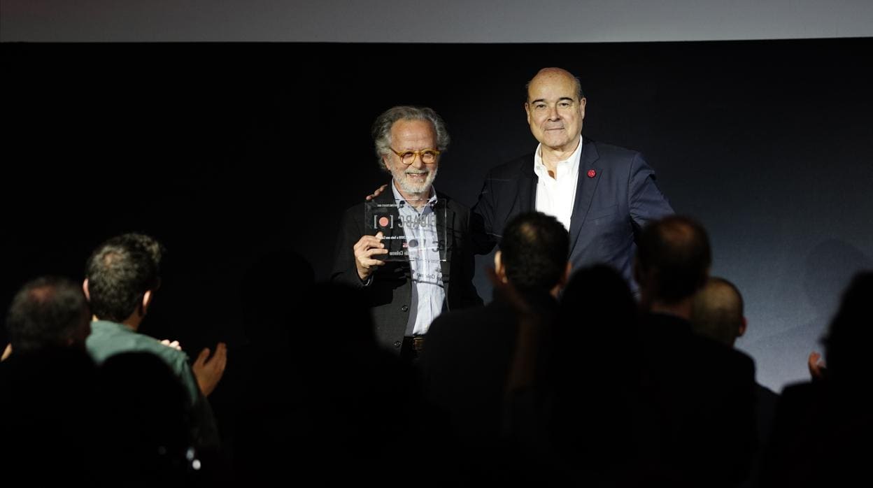 En 2019, Fernando Colomo recibió de manos de Antonio Resines el Premio de Honor FIBABC