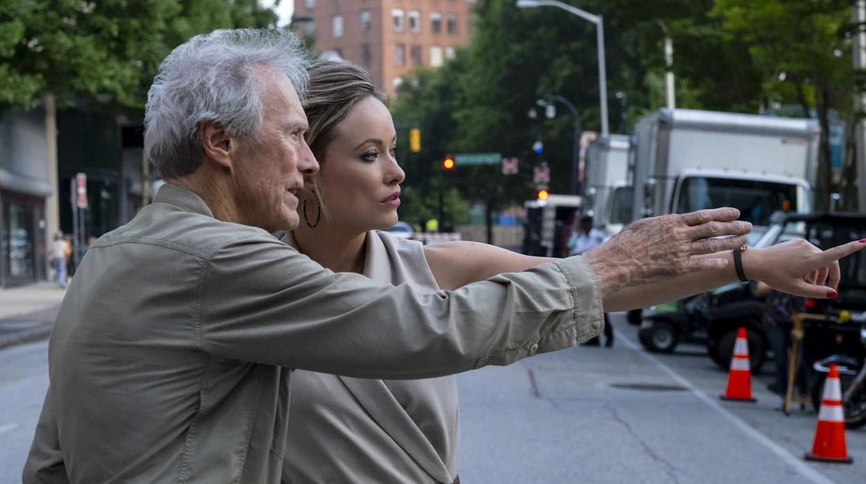 Clint Eastwood y Olivia Wilde en el rodaje de «Richard Jewell»