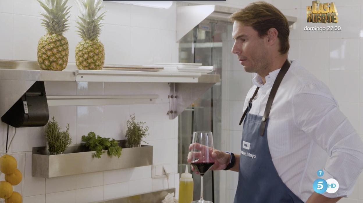 Nadal bebe un vino durante su entrevista con Bertín