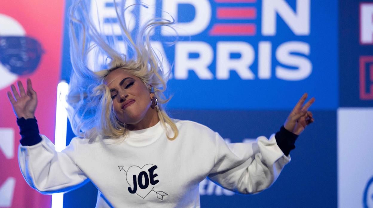 Lady Gaga lidera las nominaciones. En la imagen aparece en un acto electoral del demócrata Joe Biden, el pasado día 2