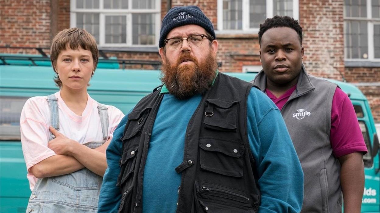 Nick Frost, junto a Emma D'Arcy y Samson Kayo
