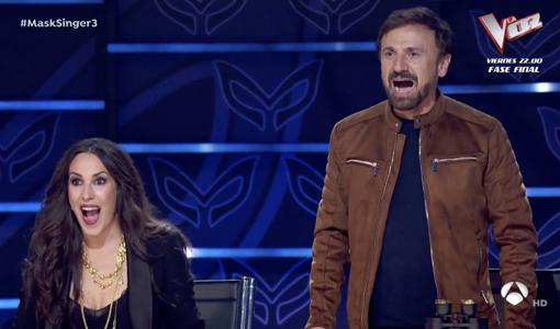 Malú y Mota, expectantes mientras «Unicornio» se quita la máscara