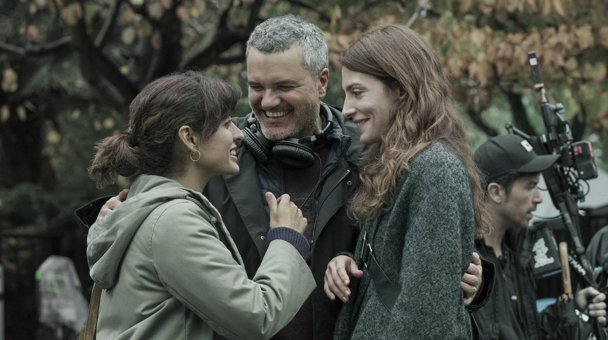 Carlos Montero, con Inma Cuesta y Bárbara Lennie. Abajo, Arón Piper