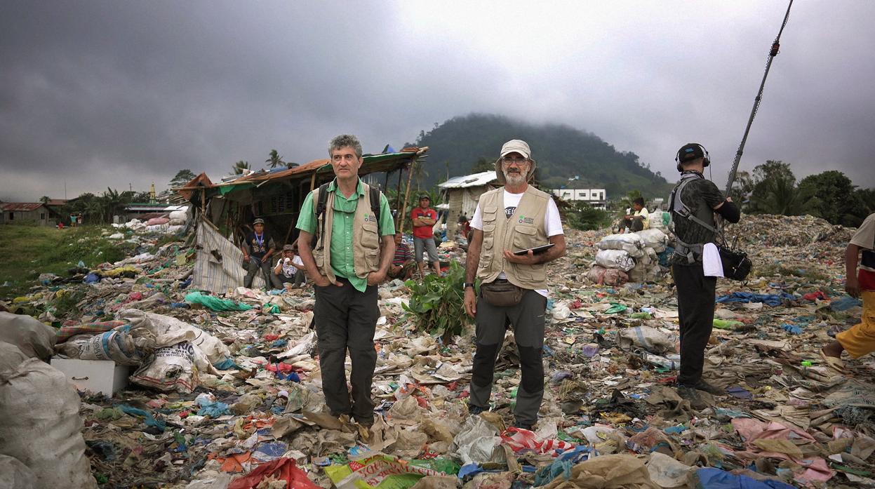 Los hermanos Fesser, rodando en un basurero de Mindanao