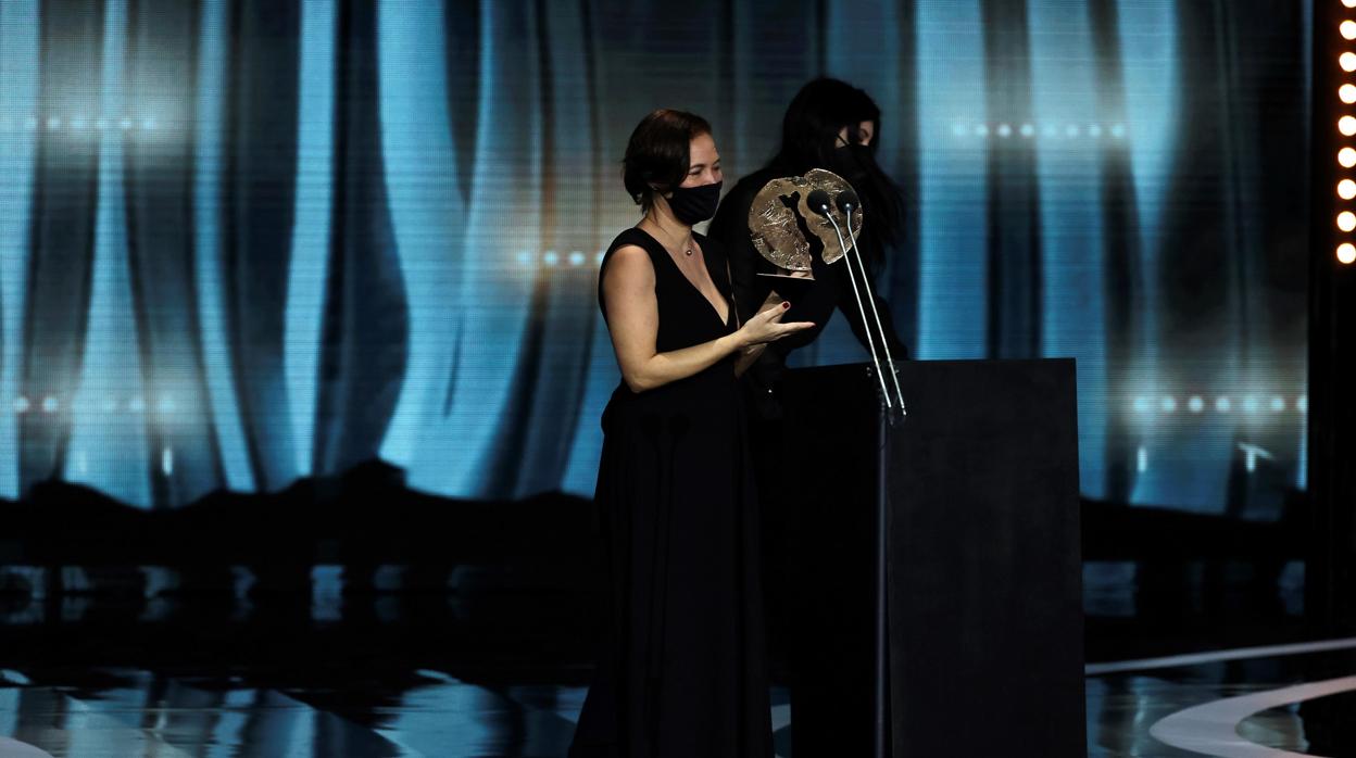 La productora Valerie Delpierre recibe el premio a Mejor largometraje de ficción por «Las Niñas» en los premios Forqué