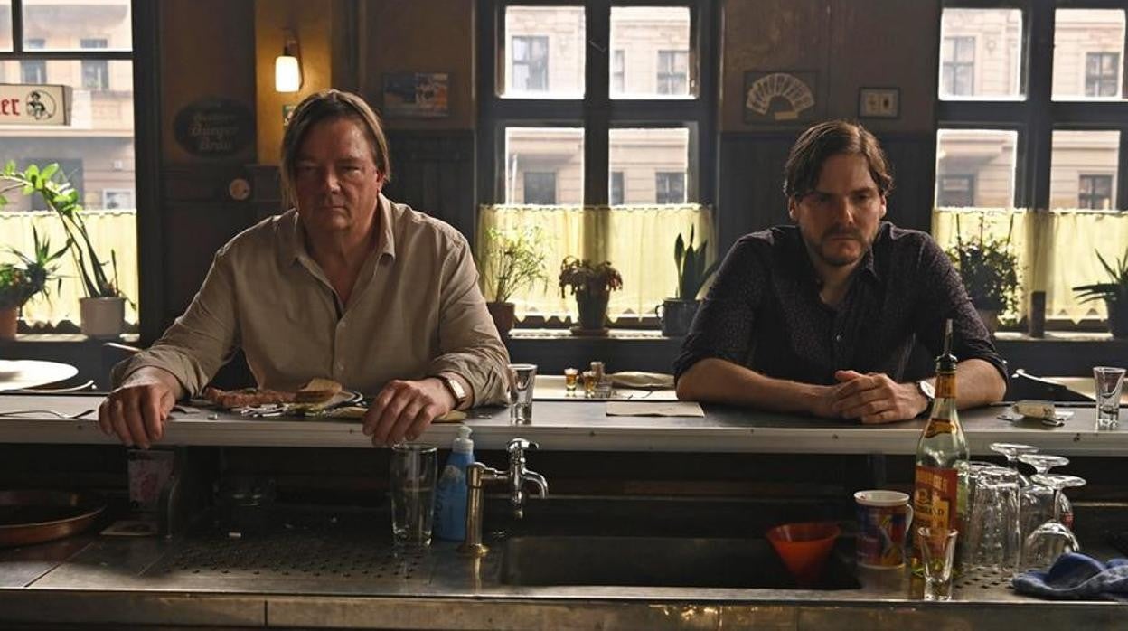 Peter Kurth (izquierda) y Daniel Brühl, en un fotograma de 'Nebenan'