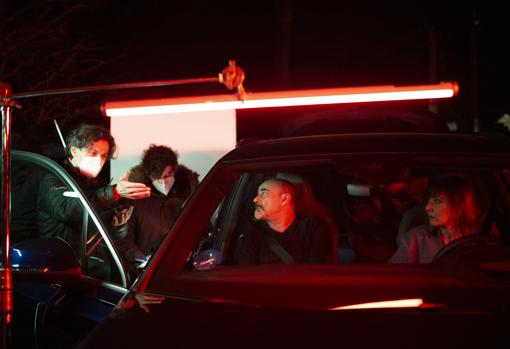 Rodrigo Cortés da instrucciones a Eduard Fernández y Nathalie Poza en el rodaje de 'La broma'