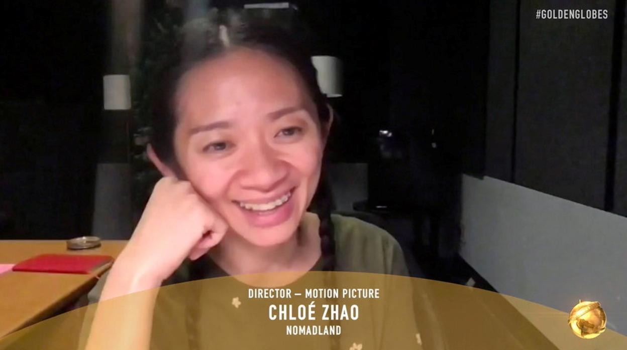 Chloé Zhao, mejor directora por 'Nomadland' en los Globos de Oro 2021