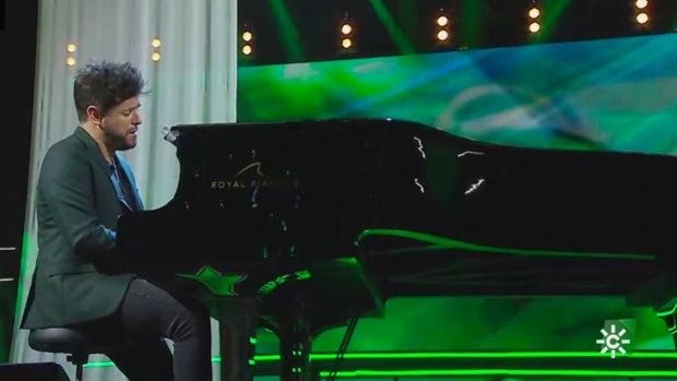 Pablo López pone los vellos de punta con el himno de Andalucía a piano