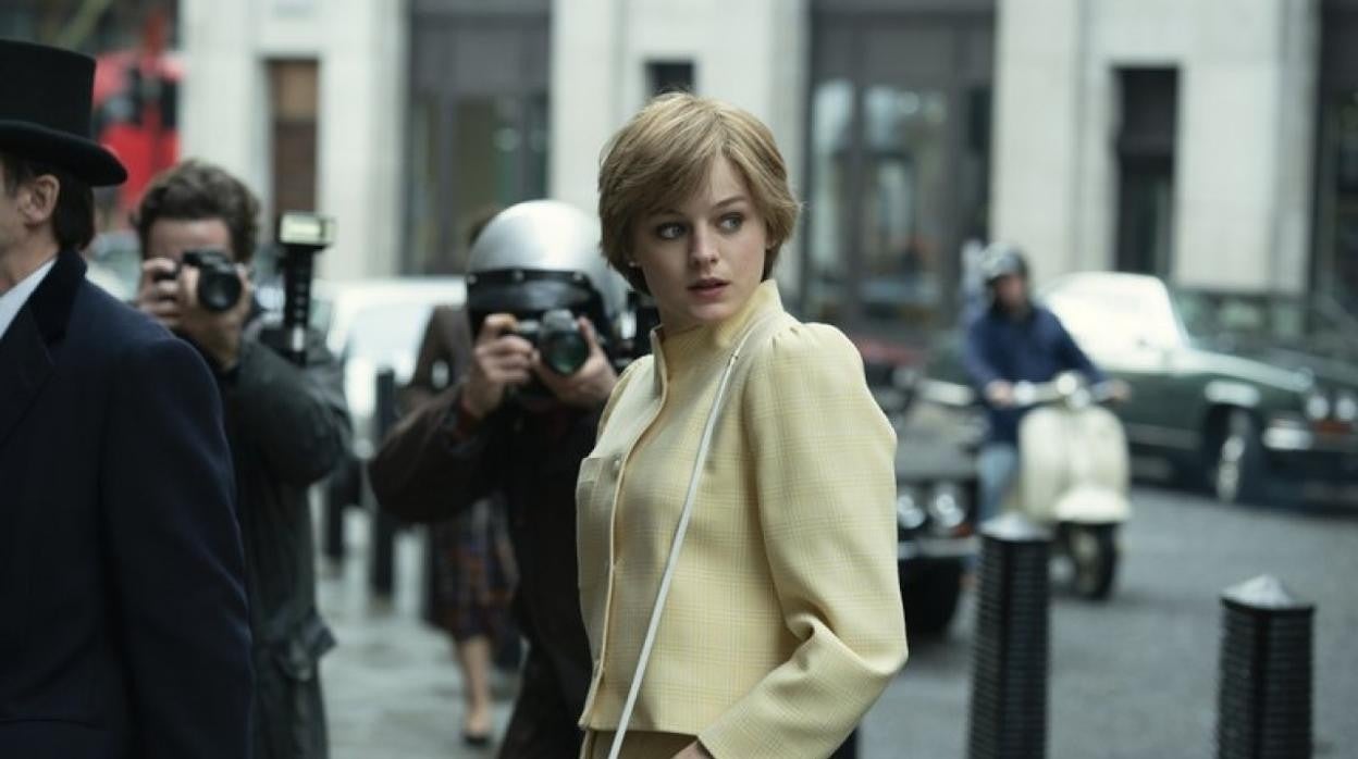 Emma Corrin, caracterizada de Diana de Gales en la serie 'The Crown'
