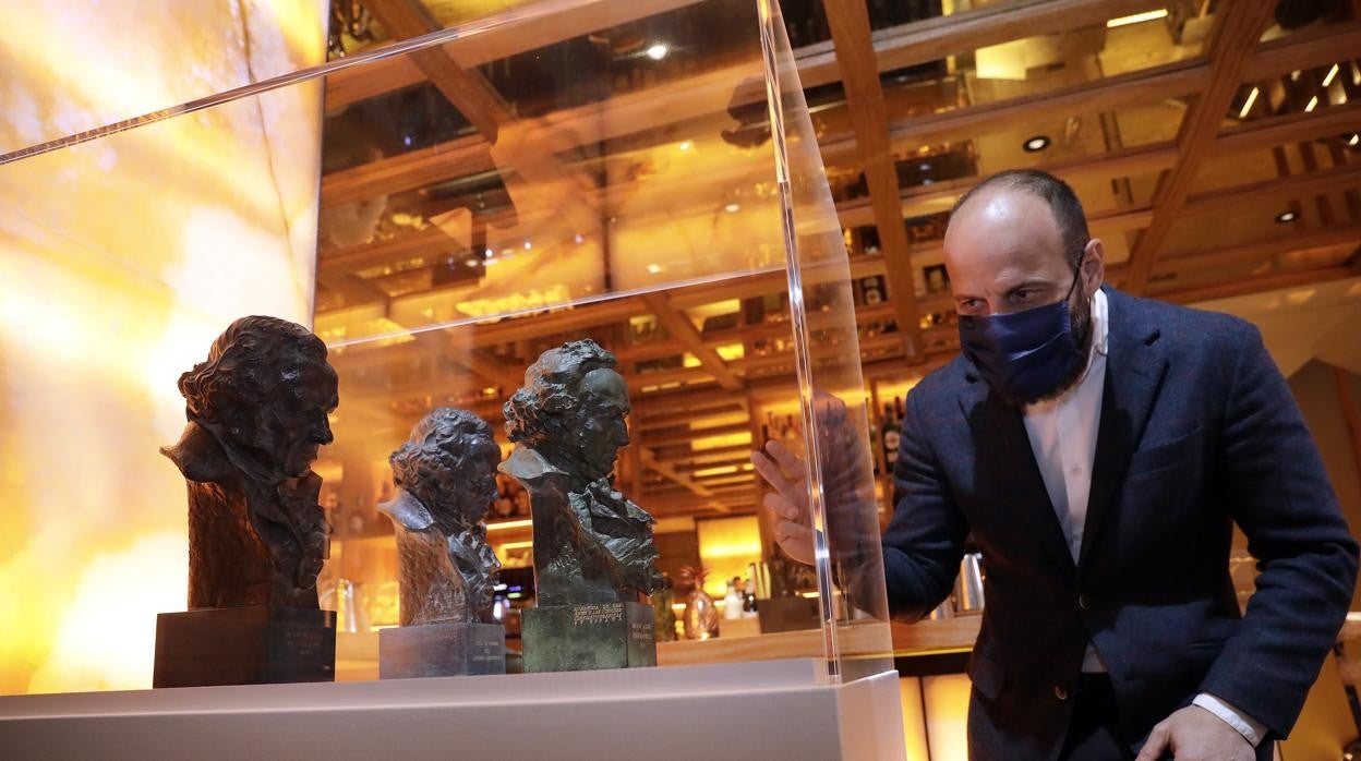 Tres estatuillas del Goya expuestas en el Teatro del Soho CaixaBank, de Málaga, donde este sábado se celebra la gala de los Goya 2021