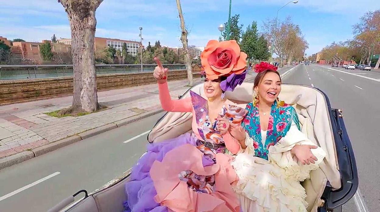 Chenoa y La Terremoto de Alcorcón vestidas de flamenca en un coche de Caballos