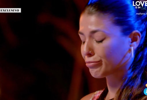 Lola llora a la llegada de Diego a la hoguera final